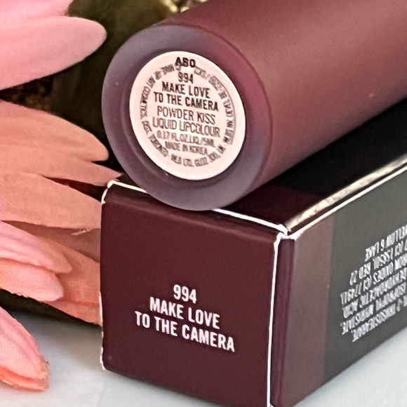 MAC Powder Kiss Liquid Lipcolour MAKE LOVE TO THE CAMERA 994 - Picture 10 of 12